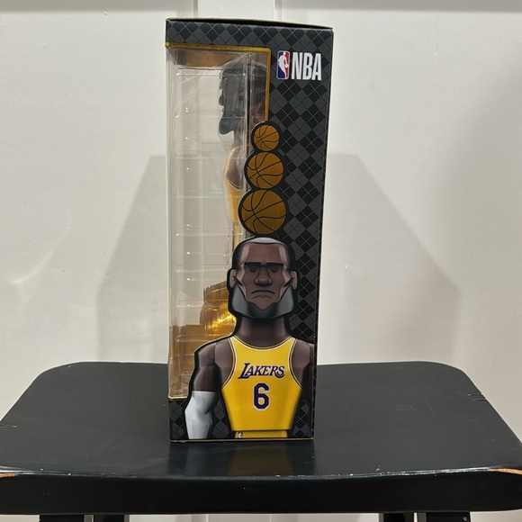 FUNKO - Gold Premium 12" Vinyl Figure - Lebron James - Picture 5 of 6